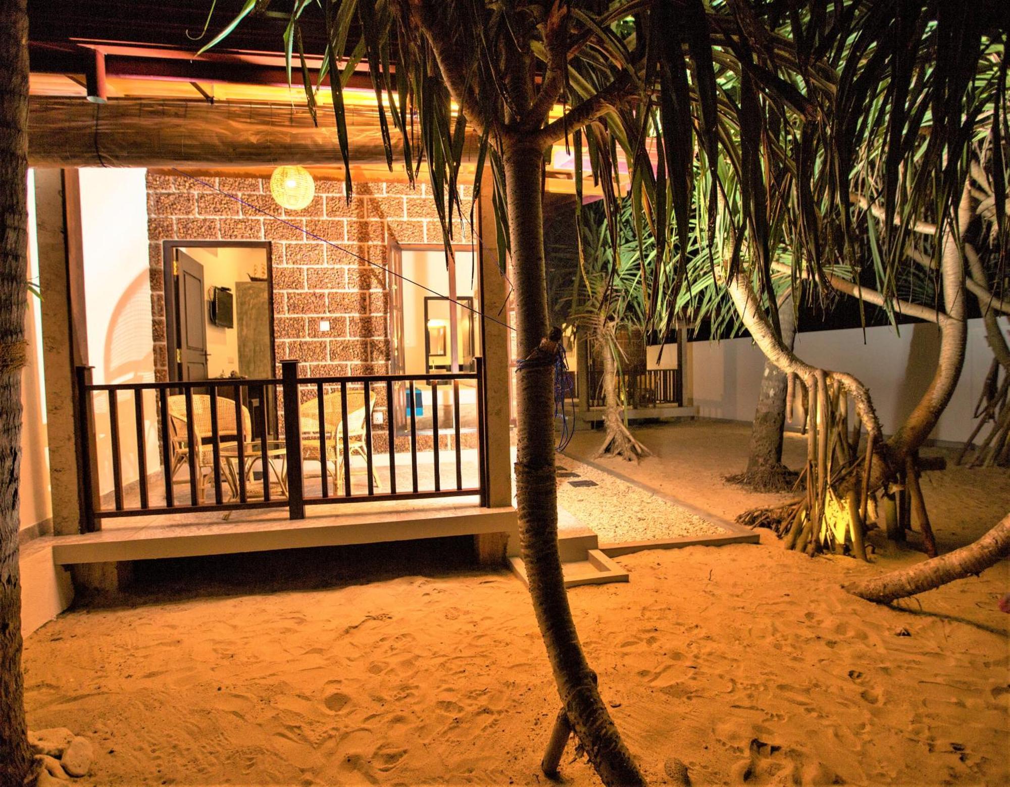 Sea Shell Villa Hikkaduwa 2 Separate Cabanas Ocean Front Villa Екстер'єр фото